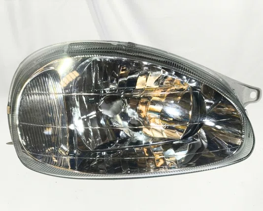 Farol de Vidro Chevrolet Corsa / Classic Mascara Cromada Cinza Lado Direito 2000 ate 2010