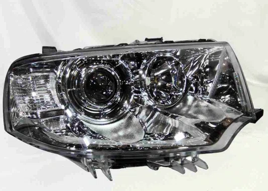 Farol Mitsubishi L200 Triton 2013 a 2017 / Pajero dakar 2009 a 2015 cromado Lado direito