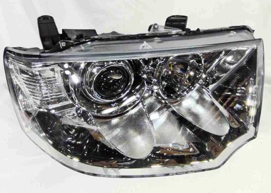 Farol Mitsubishi L200 Triton 2013 a 2017 / Pajero dakar 2009 a 2015 cromado Lado direito