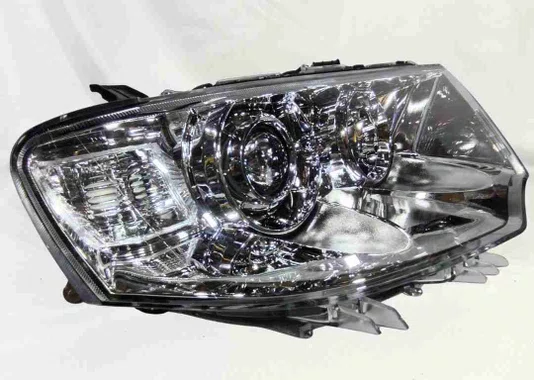 Farol Mitsubishi L200 Triton 2013 a 2017 / Pajero dakar 2009 a 2015 cromado Lado direito