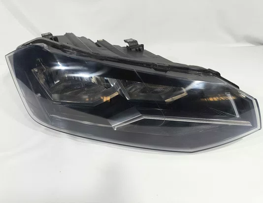 Farol VolksWagen Polo com Friso Cromado para 04 Lampada Lado Direito 2018 ate 2022.