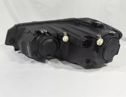 Farol VolksWagen Polo com Friso Cromado para 04 Lampada Lado Direito 2018 ate 2022.