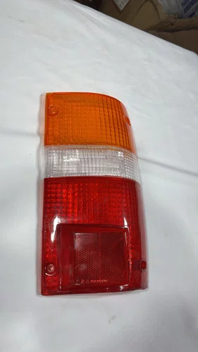 Lente de Lanterna Traseira Toyota Hilux (1995 a 2001) - Lado Direito (Passageiro)