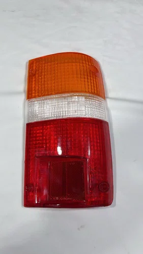 Lente de Lanterna Traseira Toyota Hilux (1995 a 2001) - Lado Direito (Passageiro)