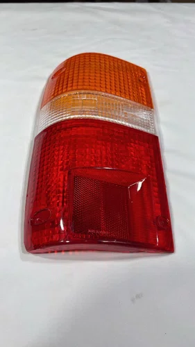Lente de Lanterna Traseira Toyota Hilux (1995 a 2001) - Lado Esquerdo (Motorista)