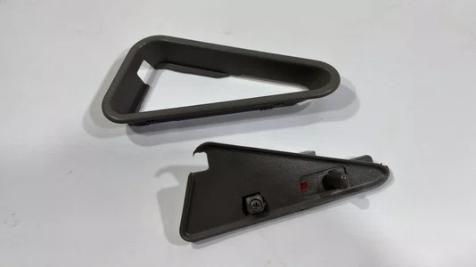 Moldura da Macaneta Interna (Dianteira Direita / Cinza)  Chevrolet S10 e Blazer (1995 a 2011)