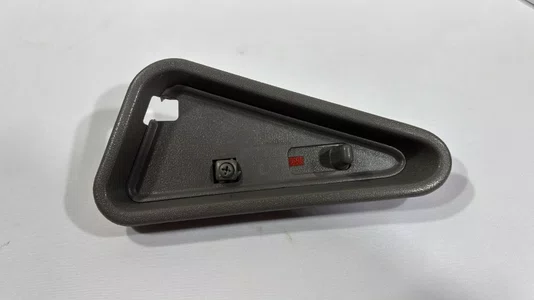 Moldura da Macaneta Interna (Dianteira Direita / Cinza)  Chevrolet S10 e Blazer (1995 a 2011)