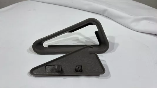 Moldura da Macaneta Interna (Dianteira Esquerda / Cinza)  Chevrolet S10 e Blazer (1995 a 2011)